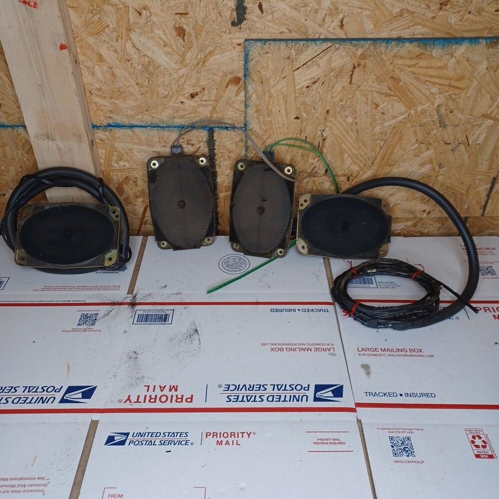 88-94 CHEVY GMC TRUCK C1500 SUBURBAN FACTORY RADIO  DASH & CAB SPEAKERS  OEM